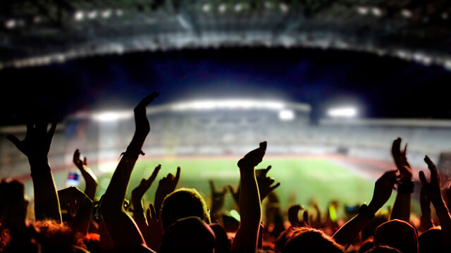 スタジアムで換気するサッカーファンのイメージ画像