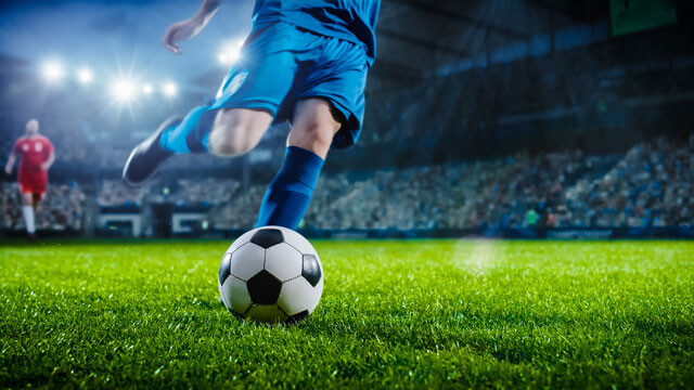 ボールを蹴ろうとしているサッカー選手