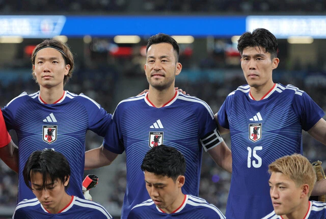 共にアヤックスに所属する板倉（左）と冨安（右）は、W杯での活躍とその後の去就に注目が集まっている