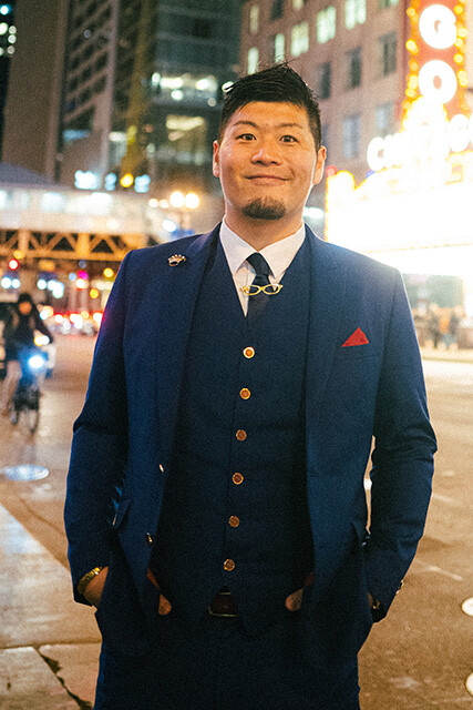 取材したのはシカゴで活動する日本人スタンダップコメディアン・Saku YANAGAWA氏