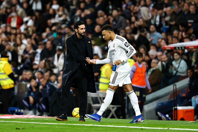 新監督に就任したのは、下部組織を指揮していたアルバロ・アルベロア（左）。スター軍団をまとめることに専念している