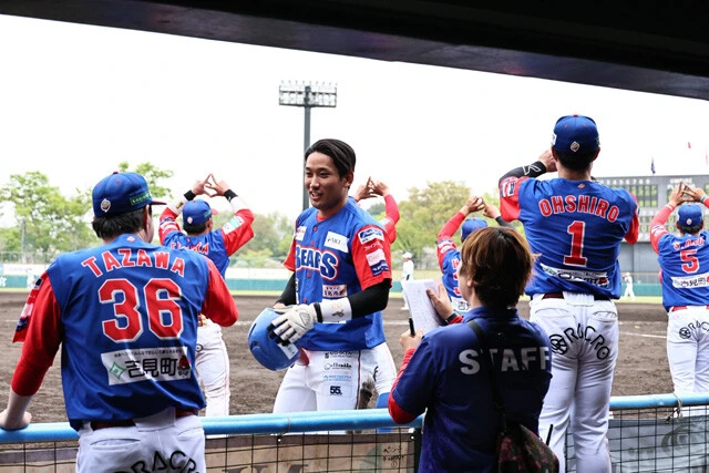 ベンチでチームメイトを迎える田澤（左）。若い選手たちは、さまざまな経験を経た田澤に学ぶことも多いだろう