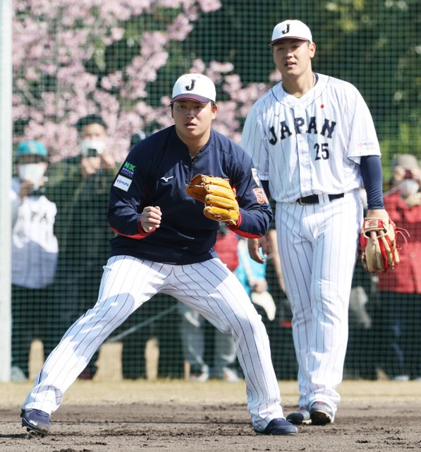 MLB移籍1年目の村上（左）、岡本（右）も参加となったことで、侍打線は史上最強の「超重量級」布陣に（写真は前回WBCの直前合宿）