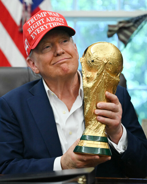 W杯のトロフィーを持ちながら、アンニュイな表情を浮かべるトランプ米大統領