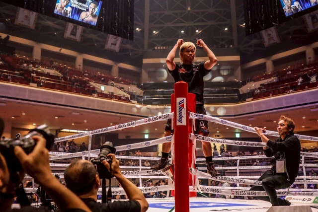 試合前、客入れ前の国技館のリングを入念に確かめた天心は勝者のアピールの予行演習