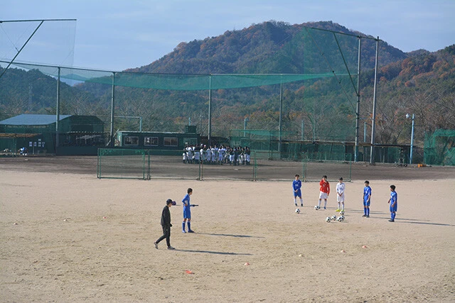 【武田高校（広島県）】大学進学を重視するため平日の全体練習は50分で、グラウンドも他部と兼用のため使用できるのは内野程度の広さだけ（写真）。それでも岡嵜雄介監督の指導の下、科学的トレーニングとデータ分析で成長を促進し、これまで谷岡楓太、内野海斗と2人の選手をプロへ送り出した