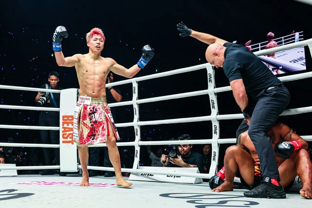 激しいラッシュを繰り出す武尊（上）引退試合で劇的なKO勝利を飾った（下）