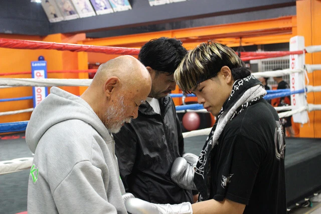 トレーナーは72歳の中屋氏（左）。アマチュア戦績1勝3敗だった佐々木（右）を、世界の頂点が見えるまで育て上げた