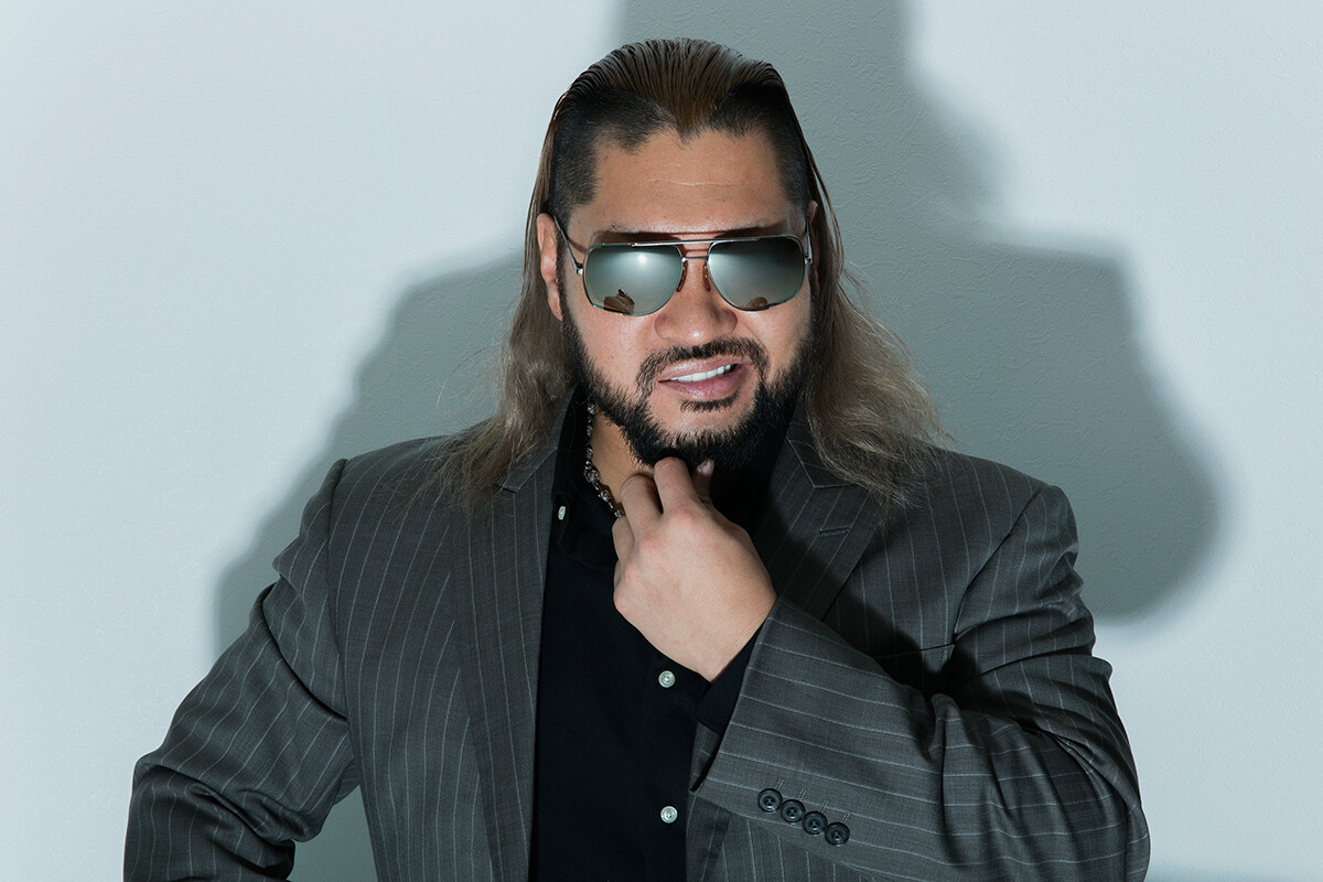 謎に包まれた男・EVILに直撃取材。スーツにサングラスをかけ、不敵な笑みを浮かべ、常に取材班を威圧していた