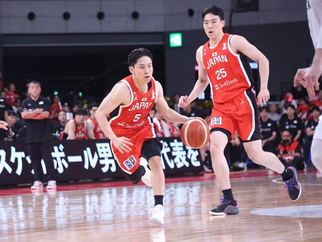 八村と同じくNBAでプレーする河村（左）も司令塔として躍動。高い得点能力、アシスト力でチームを牽引する