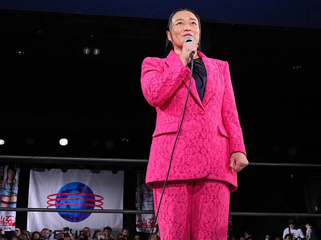団体代表として挨拶をする里村明衣子（46歳）。＂女子プロレス界の横綱＂として国内のみならずWWEでも活躍。長与千種のまな弟子でもある