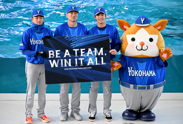 DeNAの相川新監督（左から2人目）。現役時代には横浜（現DeNA）、ヤクルト、巨人に在籍していた