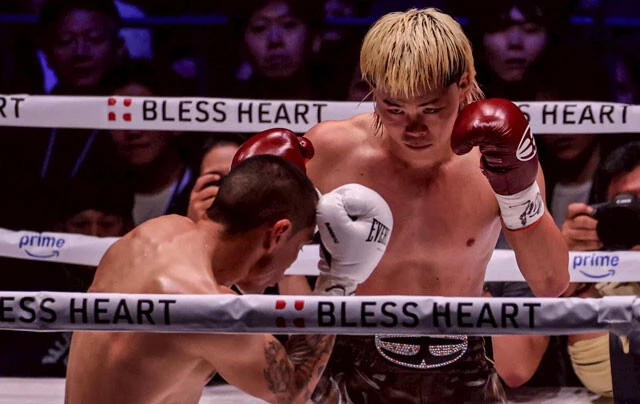 1R、エストラーダを鋭い眼光で見据える天心。逃げずに打ち合うと決めた男の姿だ