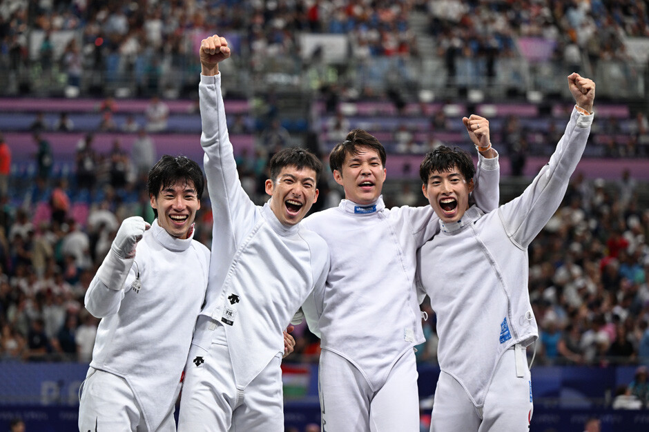 五輪の団体で2大会連続ファイナリストになった男子エペ。現在は加納（左端）、山田（左から3人目）が牽引する