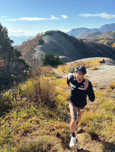 大会コースを試走する鏑木さん。私もこの雄大な景色の中を走るのが今から楽しみです