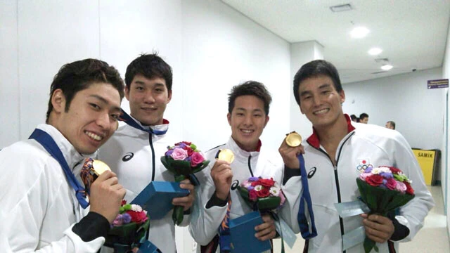 2014年仁川アジア大会の4×200ｍフリーリレーでは、大会新記録で金メダルを獲得しました。メンバーは左から萩野公介、小堀勇氣、瀬戸大也、松田です