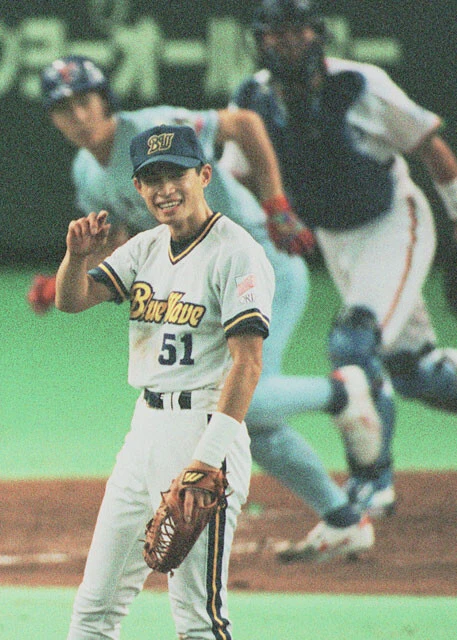 【投手イチローvs打者高津】高津臣吾(ヤクルト/1996.7.20 オールスター第2戦) 全パの仰木彬監督(オリックス)がイチローをマウンドに送ると、全セの野村克也監督(ヤクルト)は松井秀喜(巨人)に代えて、自軍のクローザー・高津を代打起用。球宴史に残る名場面だが、これは「打てなければ松井が恥をかく」という野村監督の思いやりだった。