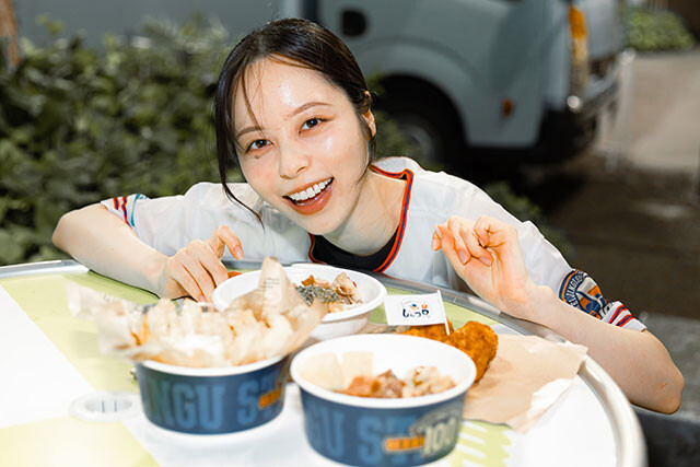冷たいビールと、美味しいグルメ！　これも野球観戦の醍醐味です。