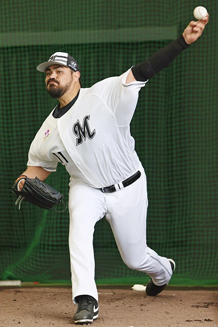 カスティーヨ［ロッテ］30歳／ベネズエラ／前所属：オリオールズ／左投左打／【年俸】2億円／外角への変化球◎。故障で出遅れるもリリーフの一角として期待。好きなアニメは『NARUTO』と『呪術廻戦』、一番行ってみたいのはなんと「皇居」【評価：B】