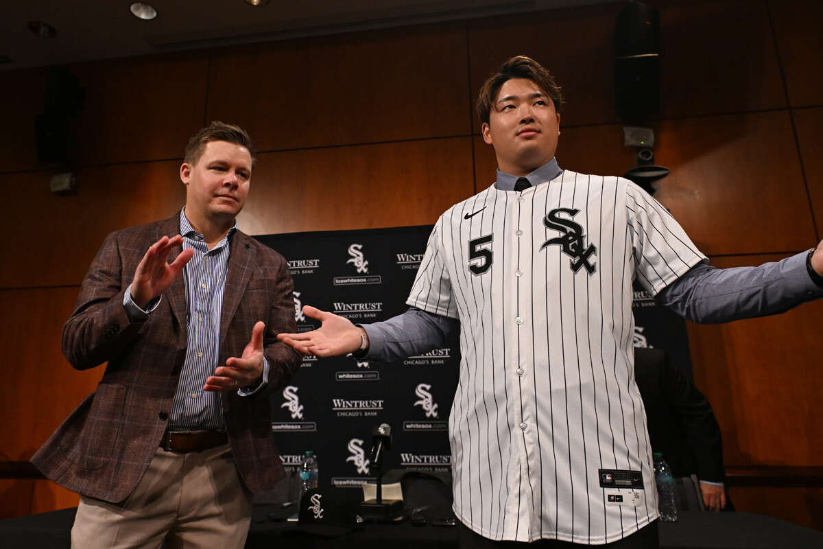 シカゴで行なわれた記者会見で、ホワイトソックスのユニフォームを着た村上（右）。球団の副社長兼GMと共に