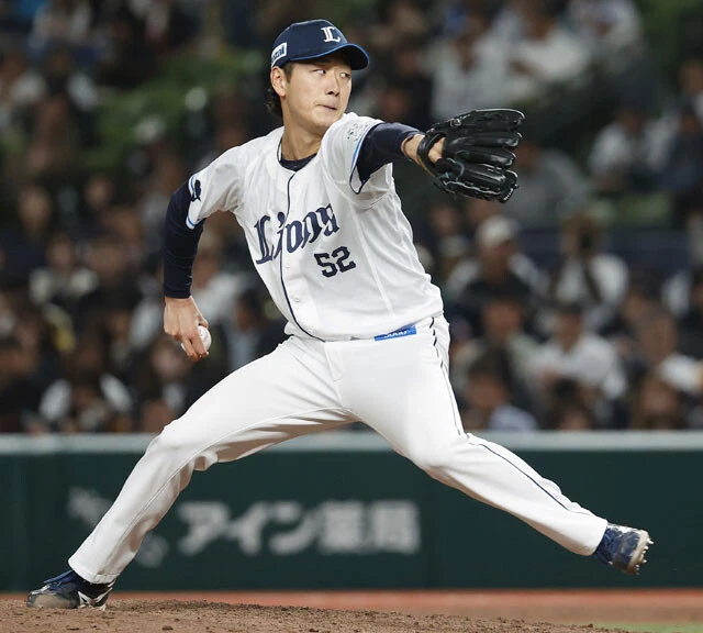 ドラフト5位から高卒2年目でセットアッパーに抜擢された篠原。防御率1.16と抜群の安定感を誇る