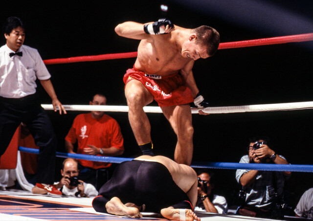 バウンサー（用心棒）を副業とするロムルダーは、相手の頭部を踏みつける攻撃に躊躇はなかった