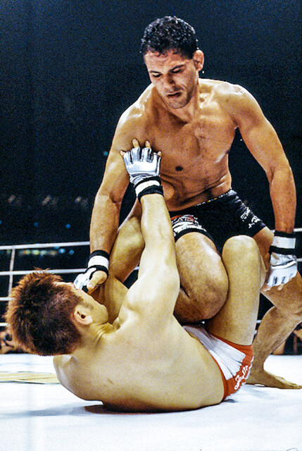 2002年、初代PRIDEヘビー級王者のアントニオ・ホドリゴ・ノゲイラと対戦。敗れはしたが、パスガードを許すことはなかった