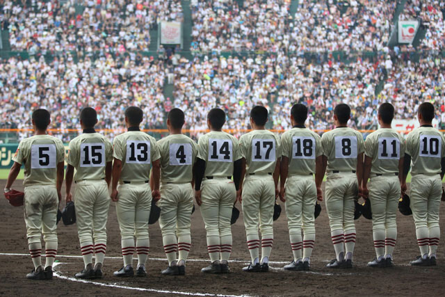 試合終了後に整列する高校球児のイメージ画像