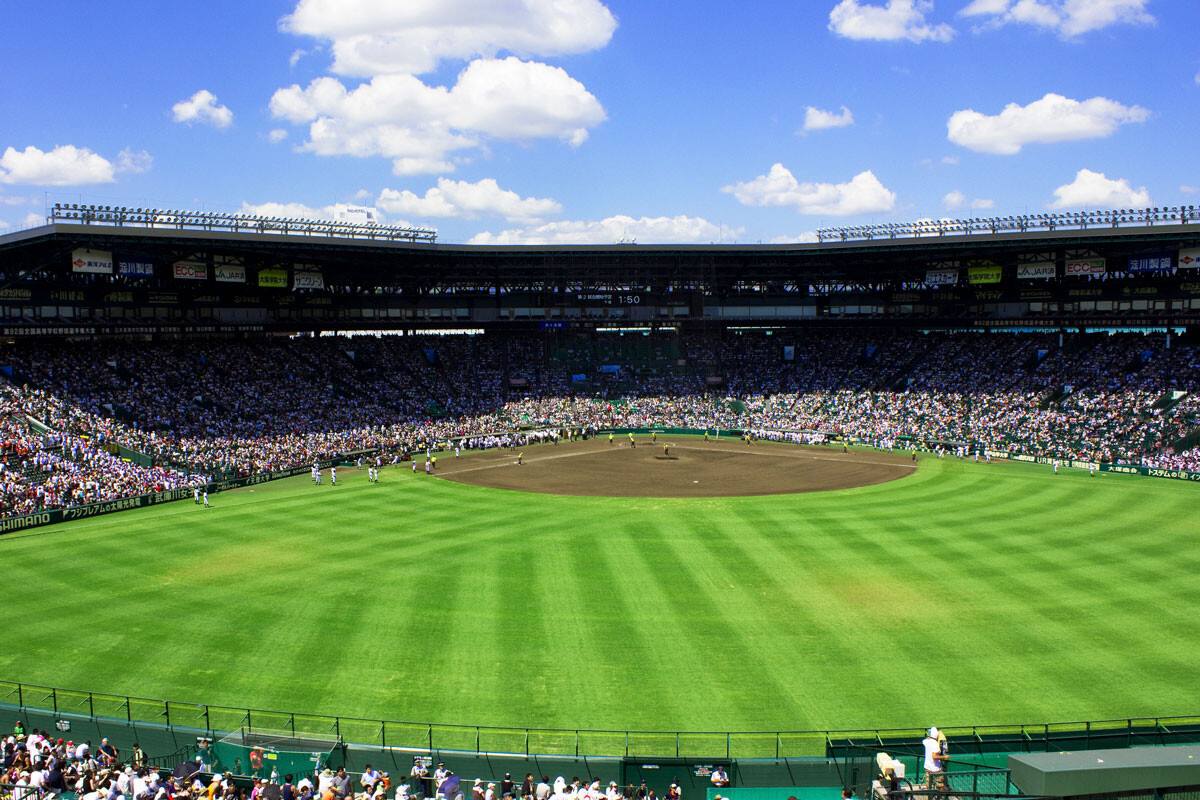 晴天の甲子園球場のグラウンドのイメージ画像