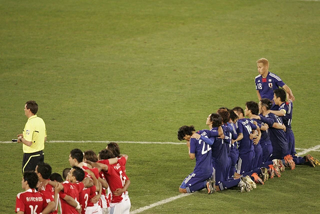 2010年のW杯南アフリカ大会、決勝トーナメント1回戦のパラグアイ戦でPKを見守る日本代表の選手たち