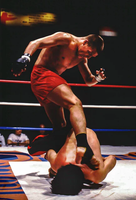 顔面蹴り上げに記者は震えた。日本初のバーリトゥードに挑んだ初代修斗王者がまさかの救急搬送