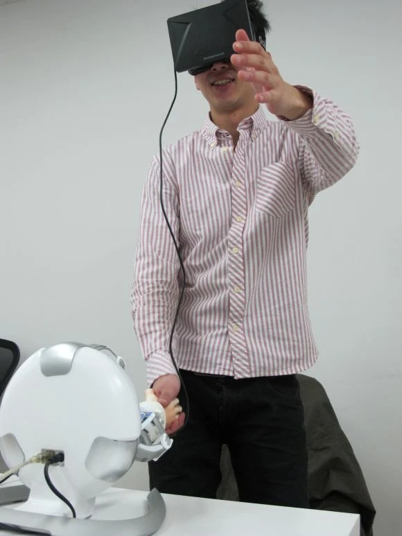 握手をしながら思わず手を伸ばす彼の目に見えているのは……