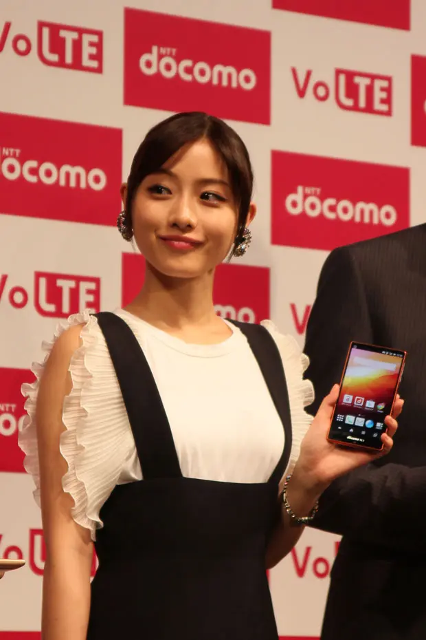ドコモ夏モデル発表会に石原さとみ 堀北真希が登場 渡辺謙のツッコミに美女2人の反応は 写真 ニュース 週プレnews 週刊プレイボーイのニュースサイト ドコモ夏モデル発表会に石原さとみ 堀北真希が登場 渡辺謙のツッコミに美女2人の反応は 写真 ニュース 週プレnews 週刊プレイボーイのニュースサイト