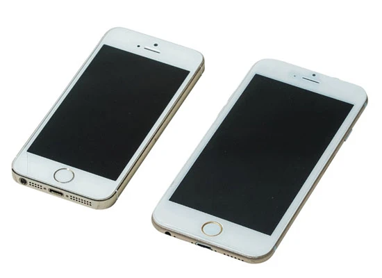  右がｉＰｈｏｎｅ　６［４.７インチ］（モックver.２）。左のｉＰｈｏｎｅ　５ｓを縦長にした感じで、見た目に驚きはない。ティム・クック体制になってからのサプライズのなさや、グローバルでの機種統一を考えると、ほぼこのままだろう