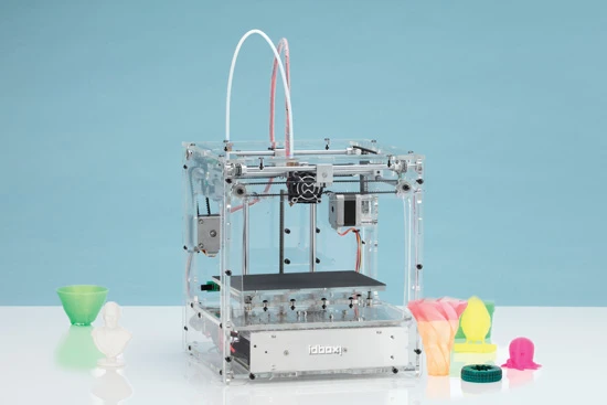 「idbox!」は本体サイズ250☓250☓270ミリでスケルトンボディがオシャレ! PLA樹脂とABS樹脂という2種類のフィラメント(素材)に対応。プリントは単色でABS樹脂の場合は研磨と着色が可能。国内3Dプリンターメーカー・ボンサイラボ監修
