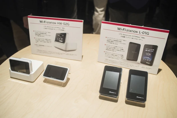 ２月１８日に発売された『ＨＷ－０２Ｇ』（左）と、今月発売予定の『Ｌ－０１Ｇ』（右）。どちらも小型のモバイル用だが、家庭での使用にも対応できる十分な出力を持っている