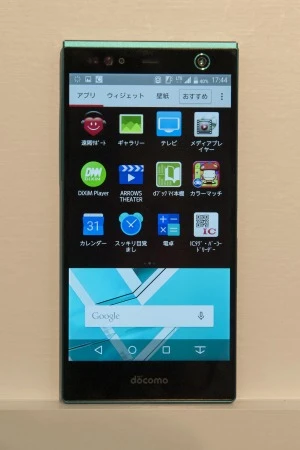 「ARROWS F-04G」。虹彩認証や4Kでの動画撮影対応など、最新のテクノロジーが詰め込まれたスマートフォンだ!