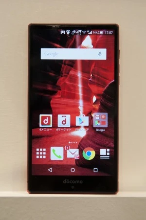 「AQUOS ZETA SH-03G」。高画質を誇るIGZO液晶を搭載しており、画面表示が精細。さらに、バッテリーの持ちもいいというから驚きだ!