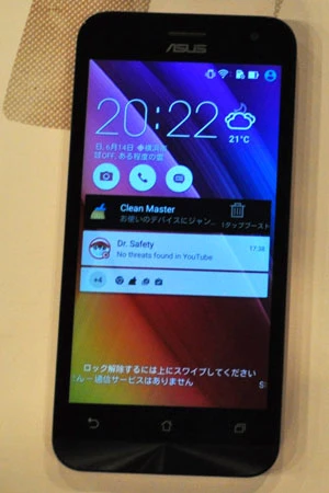 ローコストでハイスペックがウリの台湾メーカーＡＳＵＳのＳＩＭフリースマホ。境さんは３２ＧＢモデル、ボディカラーはレッドを購入。「ｉＰｈｏｎｅ５より音声がクリアで通信スピードも速い」と大満足だ