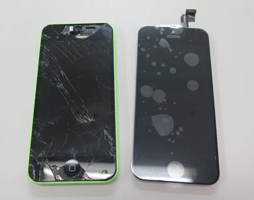 iPhoneの割れた液晶パーツ(左)を取り外し、新品の液晶パーツ(右)に交換