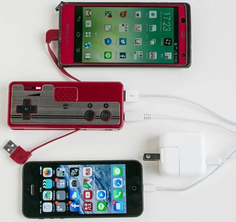 各種スマホやタブなど、最大4台を同時に充電可能。これ、かなり便利です!