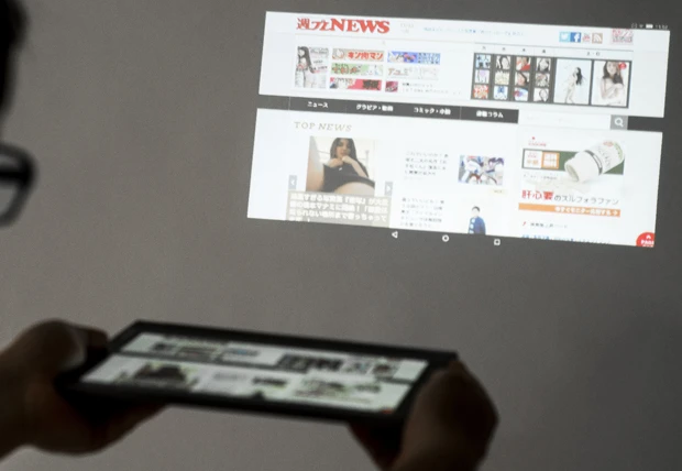 本体内蔵のプロジェクターでｗｅｂページを白壁に投写。映画やパワポの資料など、本体液晶に表示できるものはすべてプロジェクターから出力できる。便利すぎ！