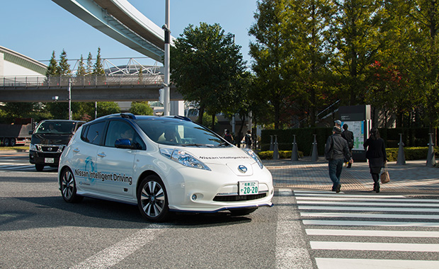 最先端のテクノロジーが詰まった、「リーフ」ベースの実験車両が市街地を走る