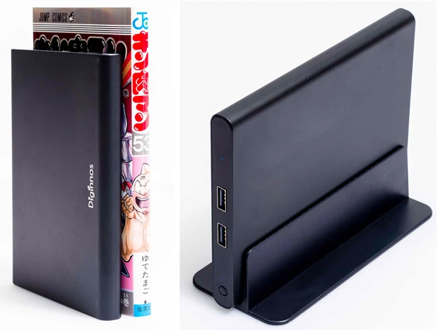 (左)コミックスより小さく薄いという衝撃的サイズを実現。(右)付属のスタンドで縦置きした状態。縦置きだとスペースを選ばず設置できる