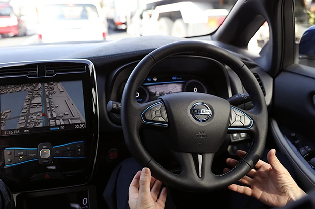 手を離してもスルルルーと交差点を曲がっていく。技術の土台はできているが、日常の交通環境下で絶え間なく必要となる、ほかのドライバーや歩行者との「あうんの呼吸」が、2020年に向けての課題