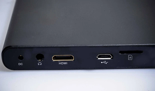 本体前面にUSBポート×2。背面にはマイクロUSB、microSDを装備。各種ストレージを活用した容量アップが簡単に行なえる