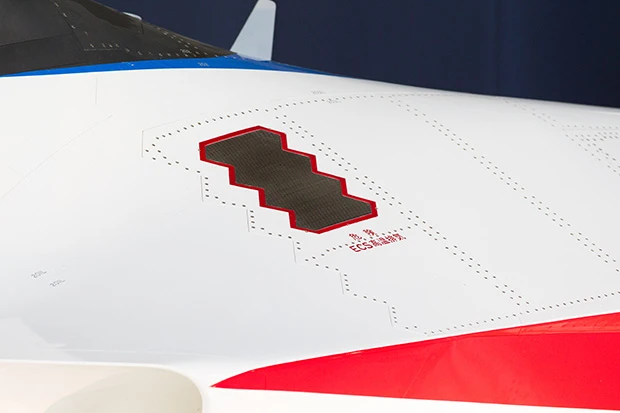  エンジンの排気ダクト。ギザギザの形状になっているのは、レーダー波を真っすぐ反射させないためのステルス形状だ。今回、初公開された中でも機密性の高い部分になる