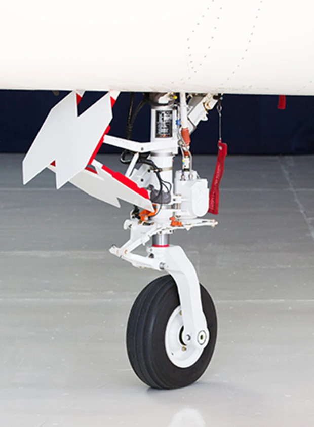 ２段に折れ曲がる前脚カバーも、レーダーにとらえられないよう波型のステルス形状になっている。このような形は、機体の至る所に作られていると思われる