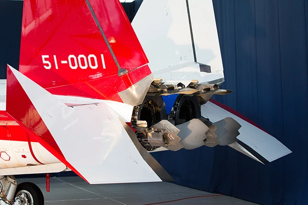 噴出孔に取り付けられた３枚の「３次元推力偏向パドル」。エンジンの推力の方向を変える装置で、ほかにこれを搭載しているのはアメリカ空軍のＦ－２２ラプターのみ