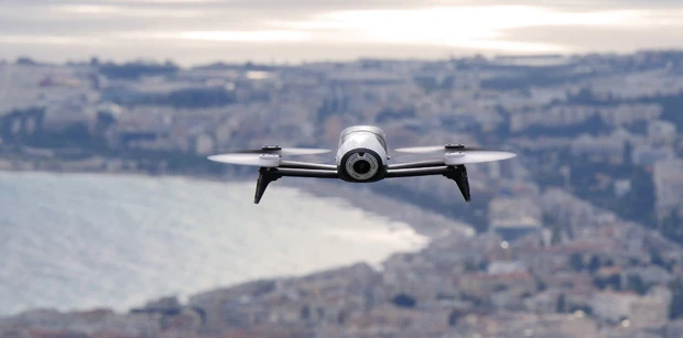 水平方向での最大時速約60キロ。高度100mへは約20秒で上昇できる。モンブランの標高3300m地点でも飛行できるスペックを備えている